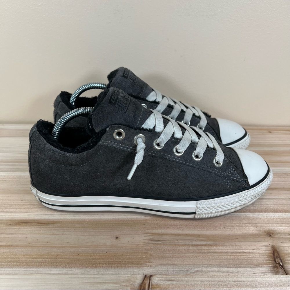 Converse chuck Taylor all stars fleece lined low size 5 Junior